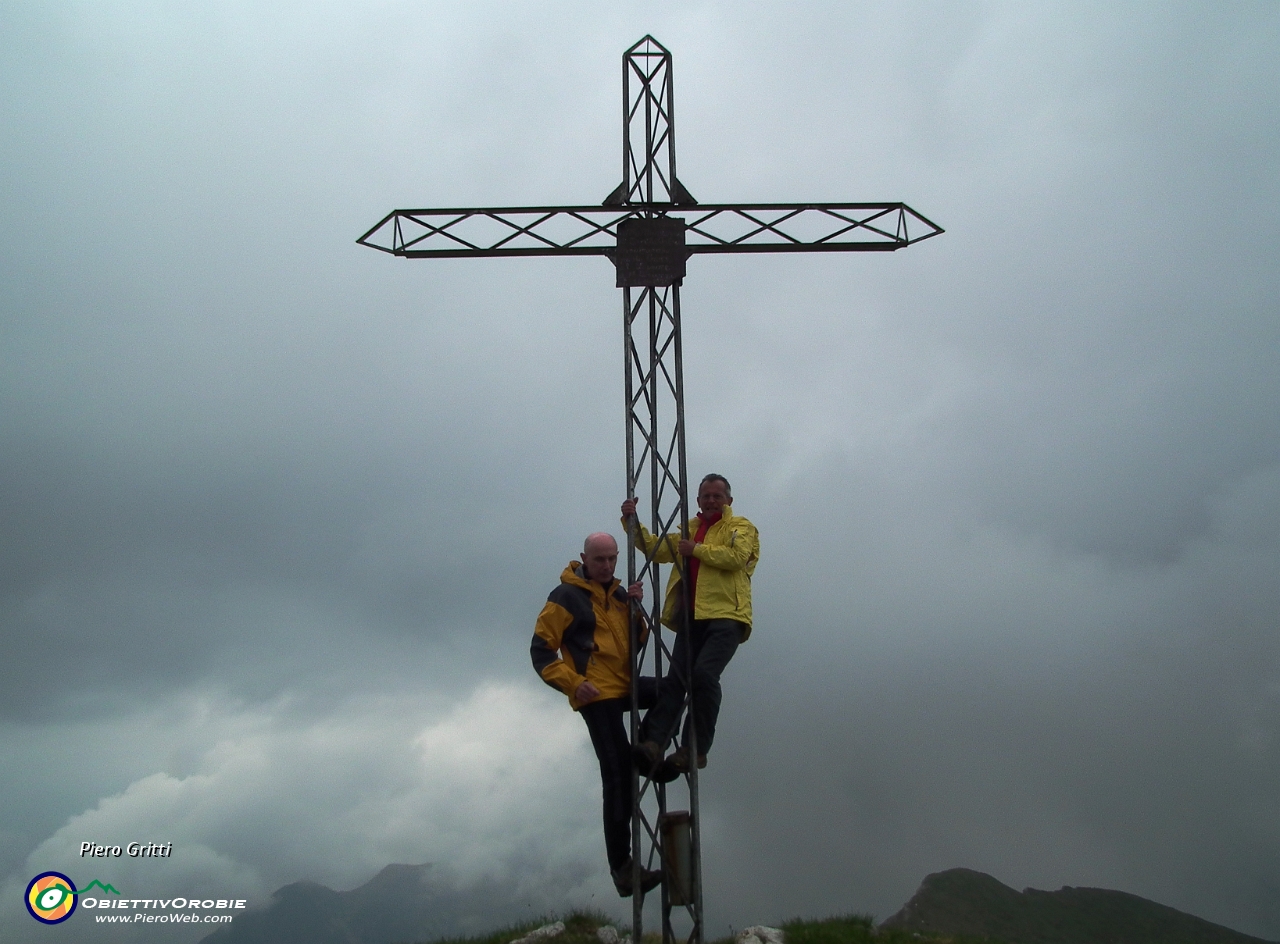 02 Sulla croce di vetta del Monte Vindiolo (2056 m.).JPG